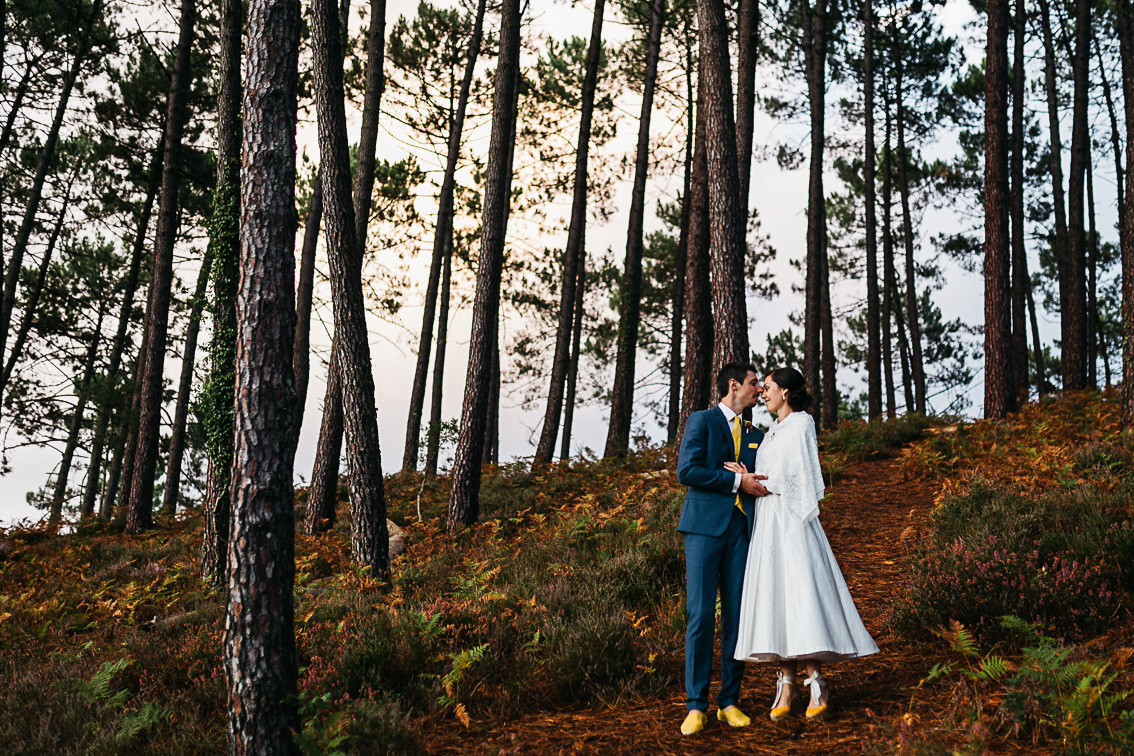 photographe mariage landes - photo couple foret de pins - emilie massal photographe