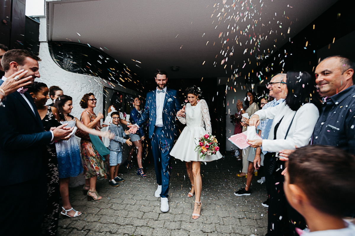 photographe mariage pau - sortie cérémonie confettis - emilie massal