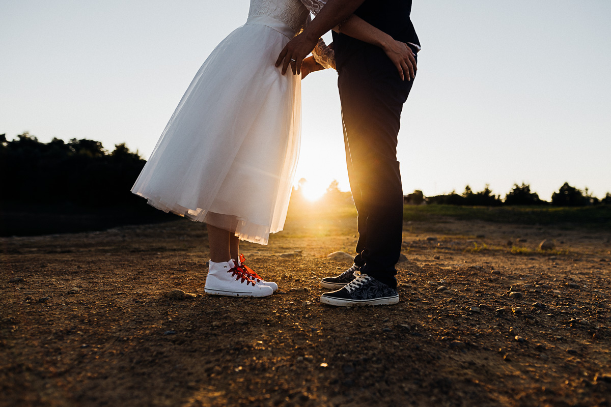 photographe mariage pau - photo coucher de soleil - maries en baskets - emilie massal