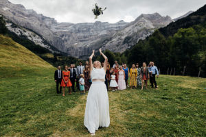 mariage gavarnie - lancer du bouquet en montagne - photographe mariage pau - emilie massal photographe