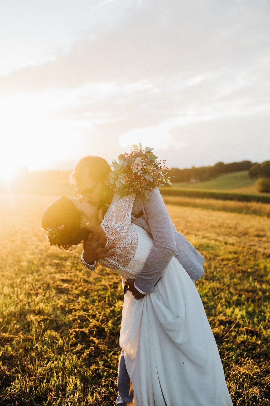 photographe mariage pau - domaine de tilh - couple coucher de soleil - emilie massal