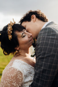 photographe mariage pau - couple - couronne mariee - emilie massal