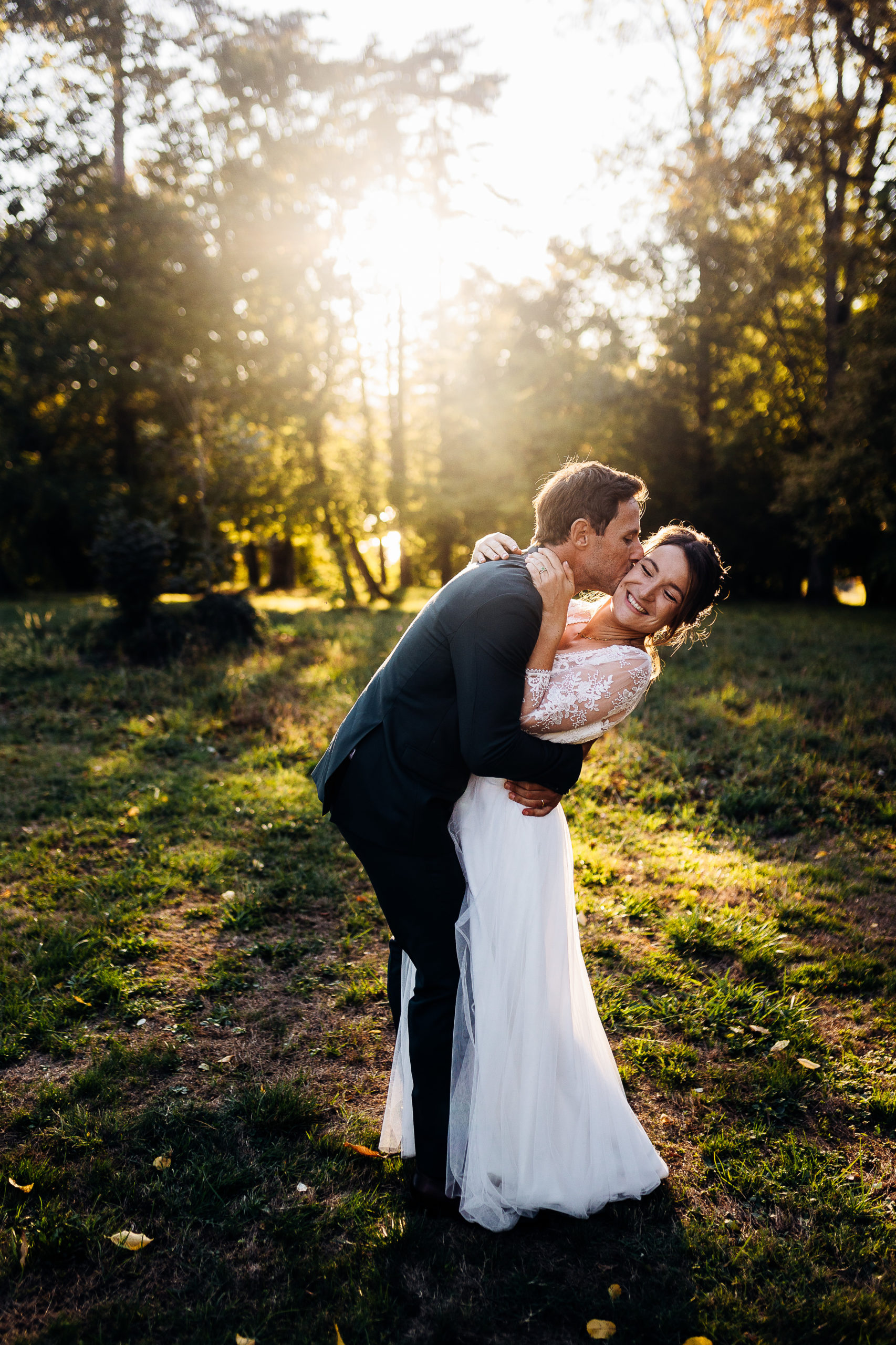 photographe mariage pau - chateau de franqueville - couple coucher de soleil - emilie massal