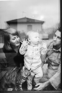 photo de famille pau - famille de trois avec chat - emilie massal photographe
