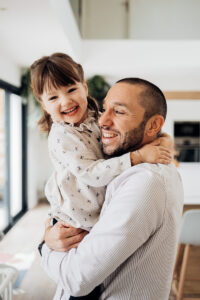 photo de famille pau - rire papa et fille - emilie massal photographe