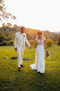 mariage à pau - domaine de lucain - couple au coucher du soleil - emilie massal