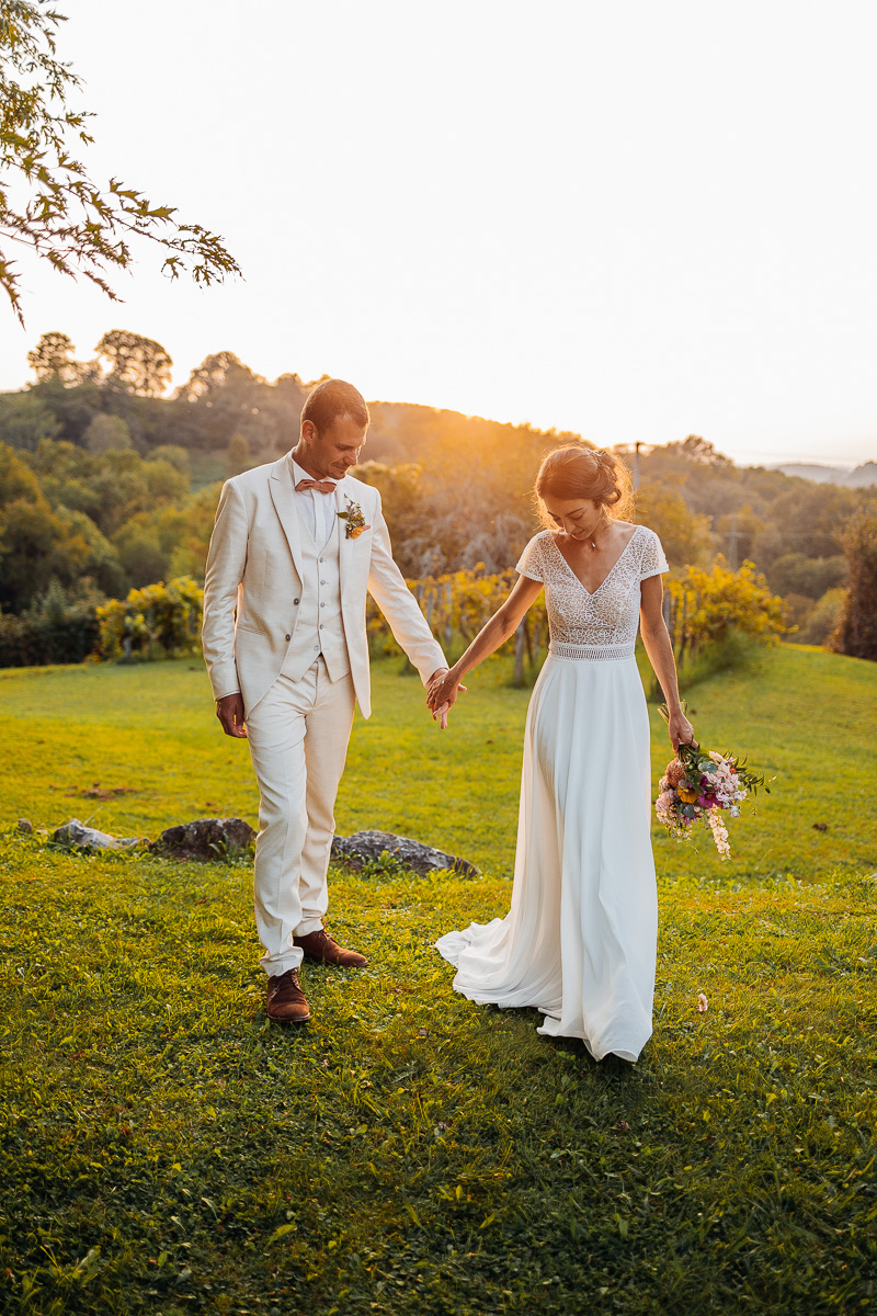 mariage à pau - domaine de lucain - couple au coucher du soleil - emilie massal