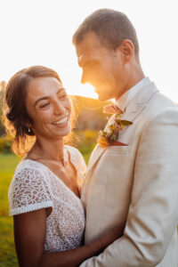 mariage a pau - domaine de lucain - photo de couple coucher du soleil - emilie massal