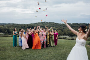 domaine de Tilh - lancer de bouquet - cocktail mariage - photographe mariage pau - emilie massal photographe