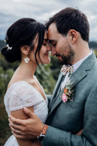 Chateau de Franqueville - photo de couple complicité - photographe mariage pau - emilie massal photographe