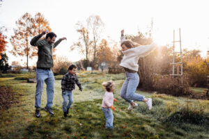 photo famille pau - famille de quatre au lever du soleil - fun saut - emilie massal
