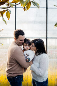 photo de famille pau - famille de trois - bisous - emilie massal photographe