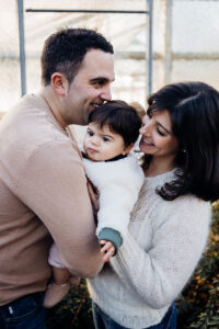 photo de famille pau - famille de trois rire - emilie massal