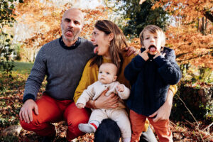 photo de famille pau - famille de quatre rire grimaces - emilie massal photographe