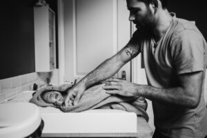 photo de naissance pau - bebe lifestyle noir et blanc - emilie massal