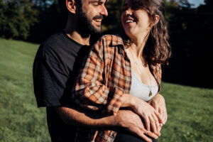 photo de grossesse pau - couple rire a la maison - emilie massal
