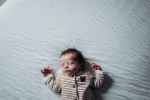 photo de bebe pau - bebe endormi a la maison - emilie massal