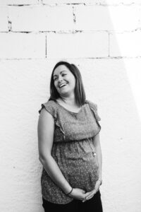 photo de famille pau - femme enceinte noir et blanc rire bonheur - emilie massal photographe
