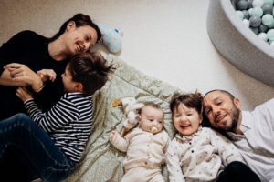 séance photo à pau, jeux en famille, emilie massal photographe
