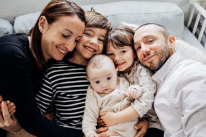 séance photo en famille à pau, calin, tendresse, emilie massal photographe