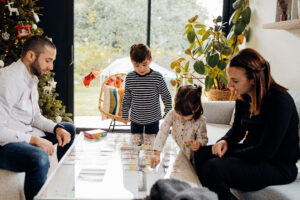 séance photo en famille à pau, jeux en famille, emilie massal photographe