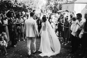 mariage au domaine de lucain, sortie cérémonie, emilie massal photographe