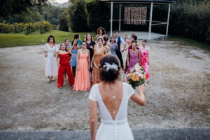 mariage au domaine de lucain, lancer de bouquet, emilie massal photographe