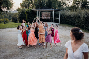 mariage au domaine de lucain, lancer de bouquet, emilie massal photographe