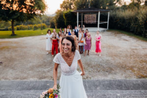 mariage au domaine de lucain, lancer de bouquet, emilie massal photographe