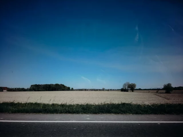 ☀️19-27/100 ☀️
Je réalise que je me suis petit à petit éloignée des mes sujets. Par pudeur probablement. Parce que trop rentrer dans l’intimité parfois ça fait peur. Je me rends aussi vulnérable. Et parfois, je n’en avais pas envie. Et quand je suis proche, il y a l’étape de la publication sur les réseaux. Pas envie d’exposer les enfants, les miens, les vôtres. L’équilibre n’est pas si simple à trouver. Je cherche encore. C’est beau ce projet. Ce retour à la base qui permet de s’ouvrir un peu plus ♥️
_____
#100daysoflumière2025 #projetpersonnel #projet100 #photographepau #photographedefamille #100daysoflumière2025_emiliema #light