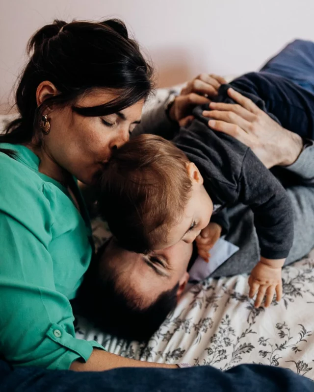 Y’a un truc avec les bisous.
Le premier. Le dernier. Le bisou d’amour. Celui pour dire bonjour. Celui qu’on espère, qu’on gère. Le bisou photo. Le bisous trop tôt. Celui qui nous surprend, celui qui nous reprend. Le bisou tout doux. Le bisou doudou.
Moi j’ai aussi un truc avec les chaînes de bisous. Des connexions. Du lien. ♥️
_______
#bisous #familyshoot #photographepau64 #photolifestyle #famille #pau64 #photo #kiss