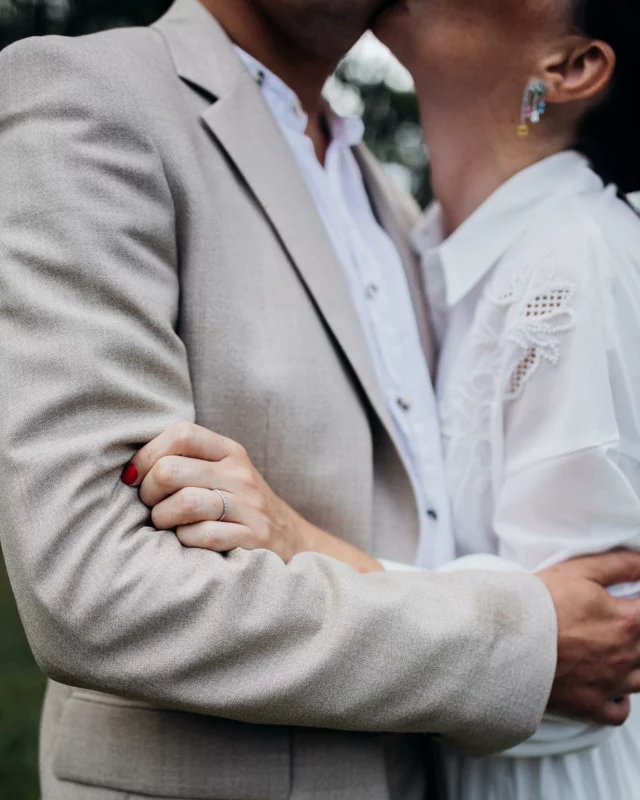 Des détails, des portraits, des moments cachés, insoupçonnés.

15 ans de mariages à vos côtés 📷 🔆 

-> une sélection en vertical 💁🏻‍♀️ (@instagram à quelle heure le carrousel avec les deux formats ? Merci ☺️)
•
Émilie Massal, photographe de mariages heureux à Pau 📷♥️
______
#mariage #paumaville #mariageapau #cocktailmariage #reportagemariage #pau64 #portrait #emotion