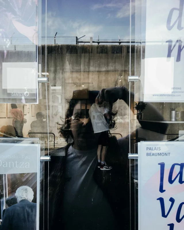 8/12 💫
N’aurais-je pas oublier de vous montrer mon autoportrait d’avril ? Non je n’ai pas oublié, je l’avais mis en story.
Encore un joli clin d’œil à @papershoot.france 🤪 mais bon vous avez compris que ce petit objet a changé beaucoup de choses ces dernières semaines. C’est totalement dans l’esprit de ce projet. J’avais un but qui finalement s’est entremêlé à la vraie vie, aux peurs, aux tumultes. Et puis quelque chose se pointe pour rallumer quelques lumières, pour revenir aux bases ♥️📷
•
Projet autoportrait avec @marlysphotographie 📷♥️
_____
#personnalproject #selfportrait #autoportrait #autoportraitphotography #projetpersonnel #projet12 #photographie #projet12autoportraits_emiliema